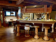 rustikale Bar im Verw&ouml;hn- & Wellnesshotel Walserhof im Kleinwalsertal (&copy;Foto. Anke Sieker) (&copy;Foto. Anke Sieker)